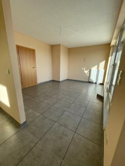 Blick von Küche ins Wohnzimmer