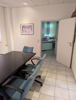 Besprechungsraum mit Zugang zum nachgelagerten Einzelbüro